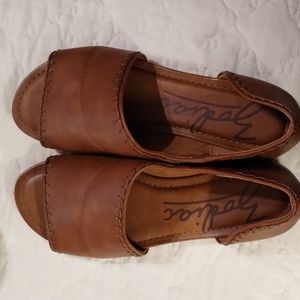 Zodiac sandals 7.5 new nobox